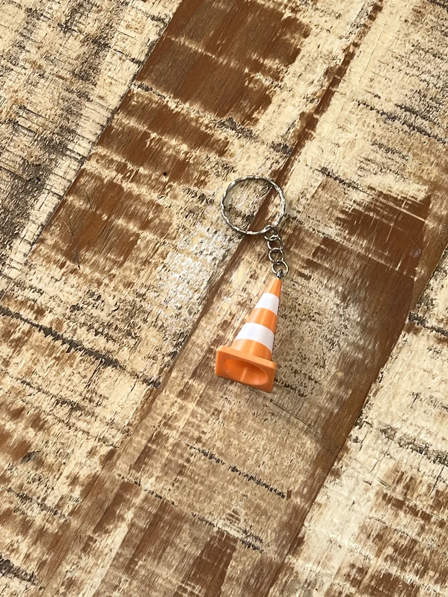 Chaveiro cone de trânsito produzido em impressão 3D