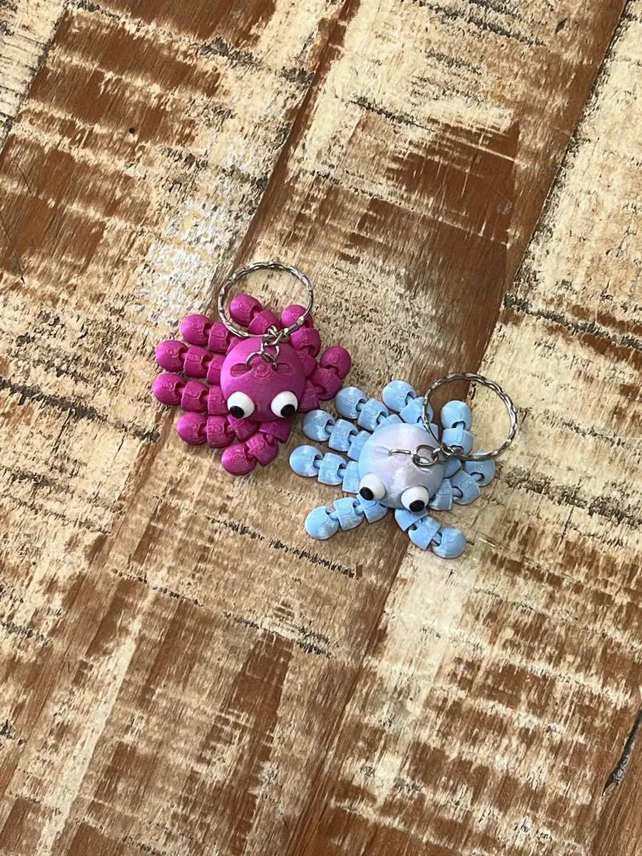 Chaveiros polvos coloridos produzido em impressão 3D