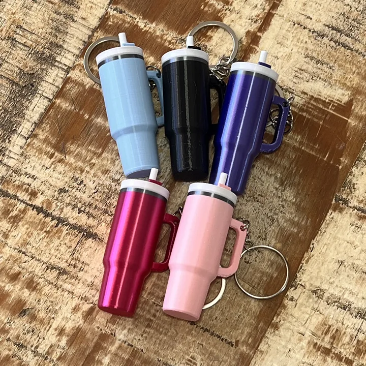 Chaveiros coloridos personalizados em formato de copos